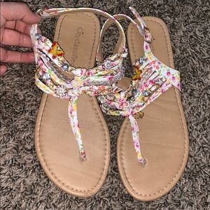 Size 6 sandals ! Very comfortable